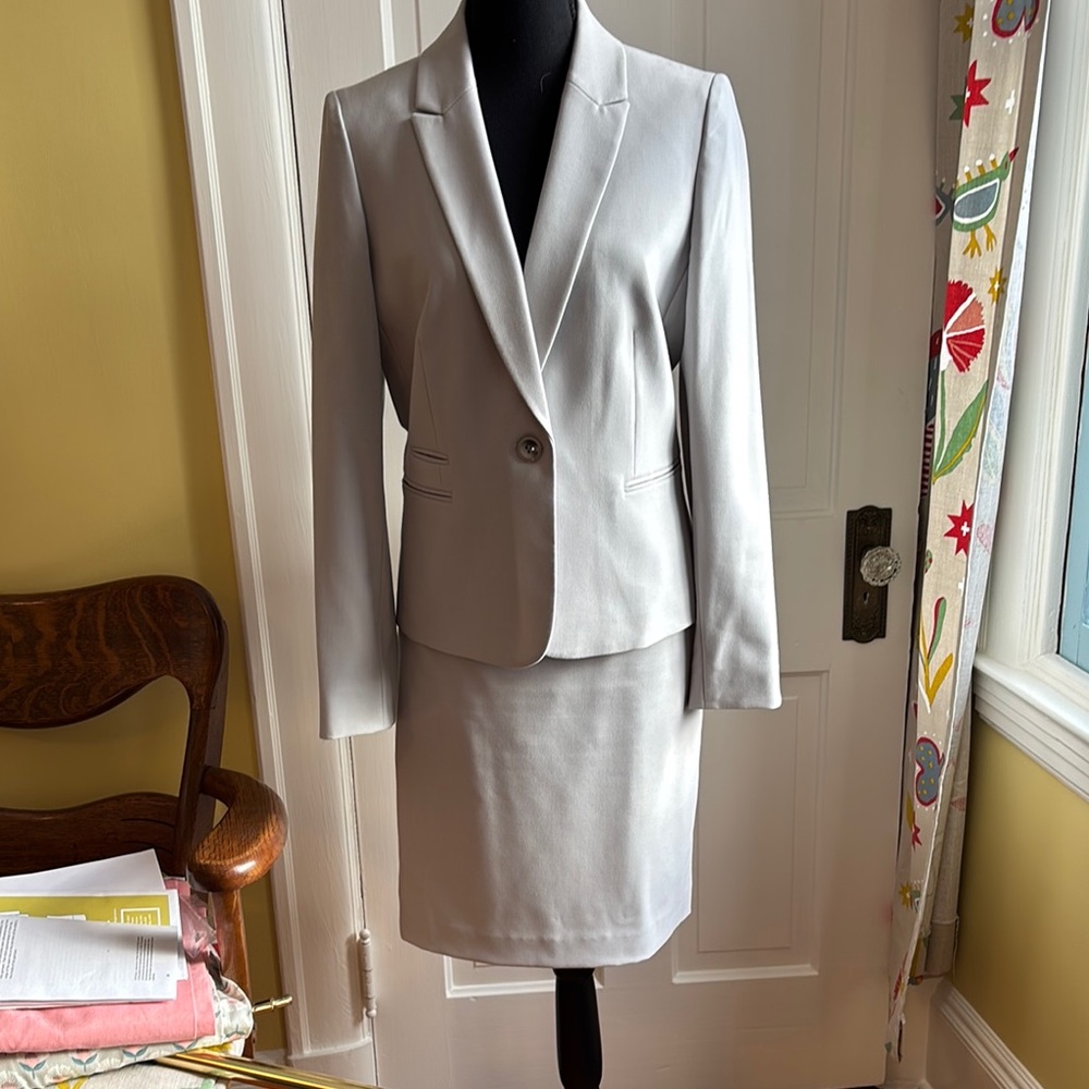 Tahari by Arthur Levine ladies suit, size 8
